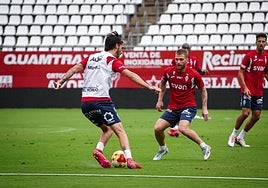Andrés conduce el balón ante David Vicente en un entrenamiento.