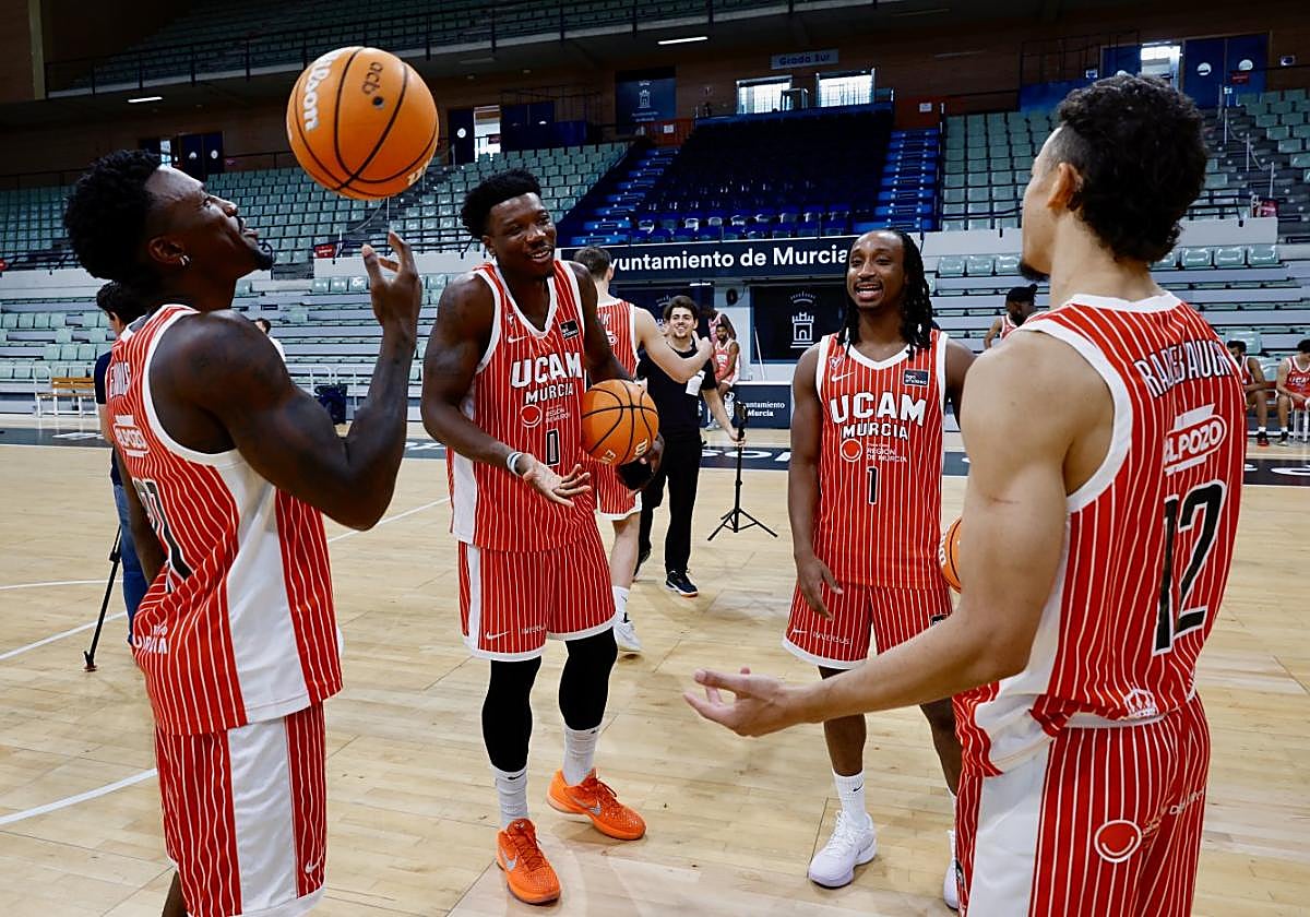 Divertido momento entre Ennis, Cacok, Forrest y Radebaugh, ayer, en el 'media day'.