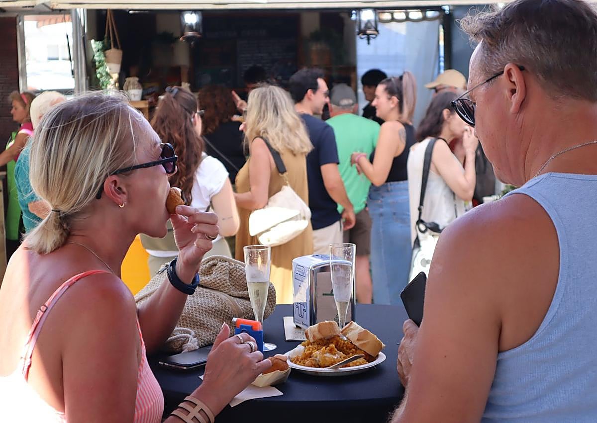 Imagen secundaria 1 - Propuestas culinarias en la Calle de las Tapas. Alta afluencia de público en Paraíso Salado. El crítico Sergio Gallego (d) modera el 'showcooking.