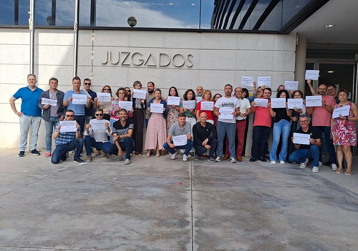 Las protestas de los funcionarios, este miércoles, en Cieza.