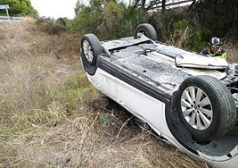 El vehículo volcado tras salirse de la carretera.