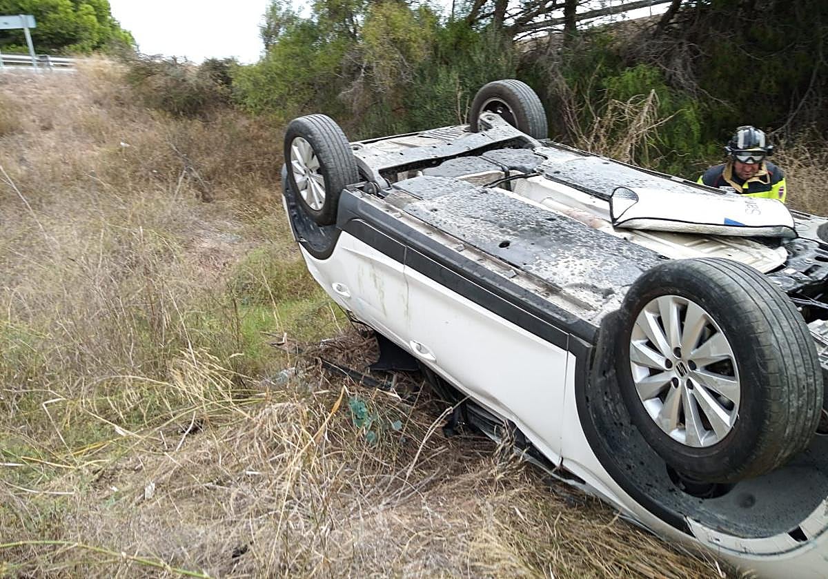El vehículo volcado tras salirse de la carretera.