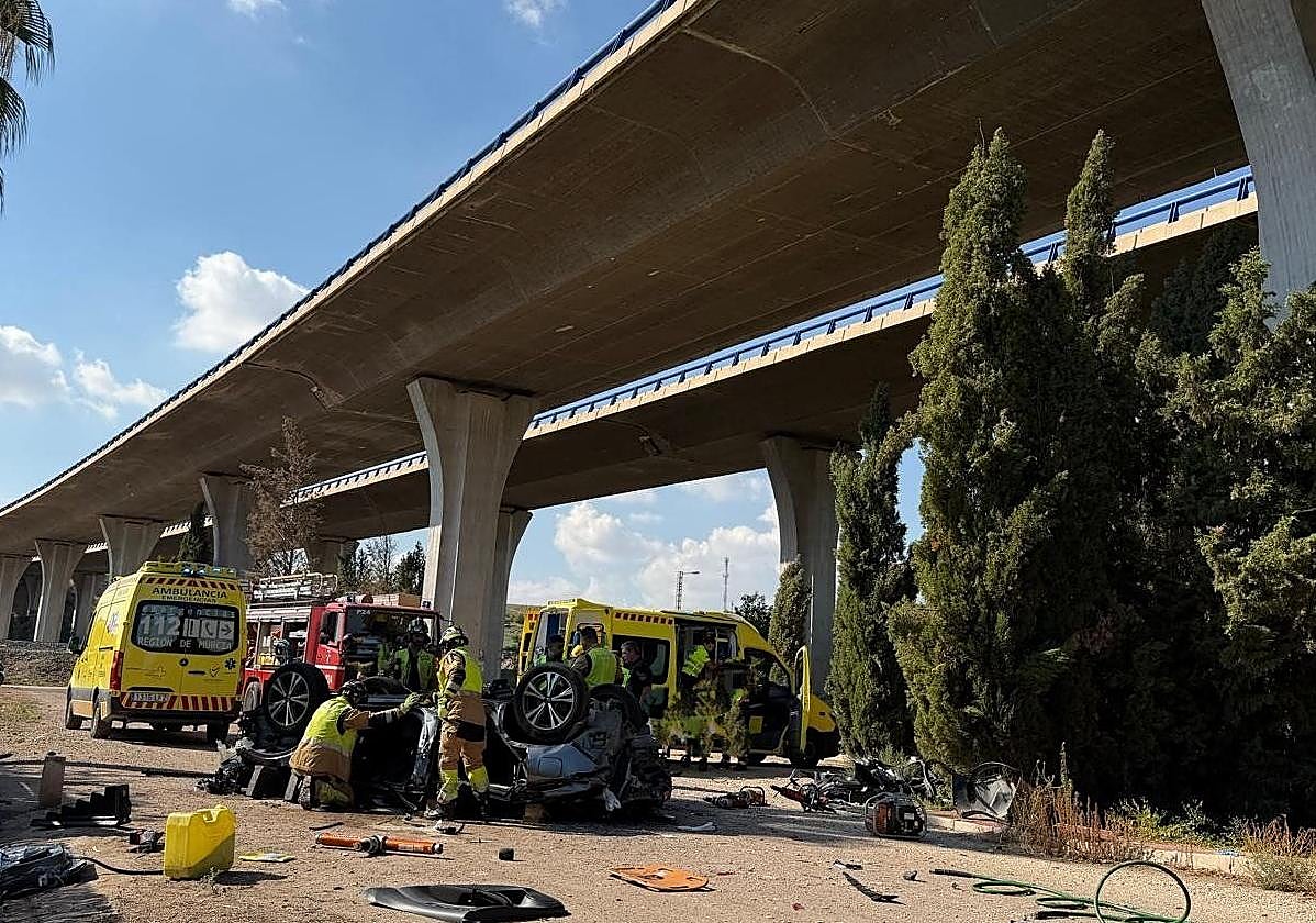 Efectivos de emergencias trabajan en el rescate de los ocupantes atrapados.