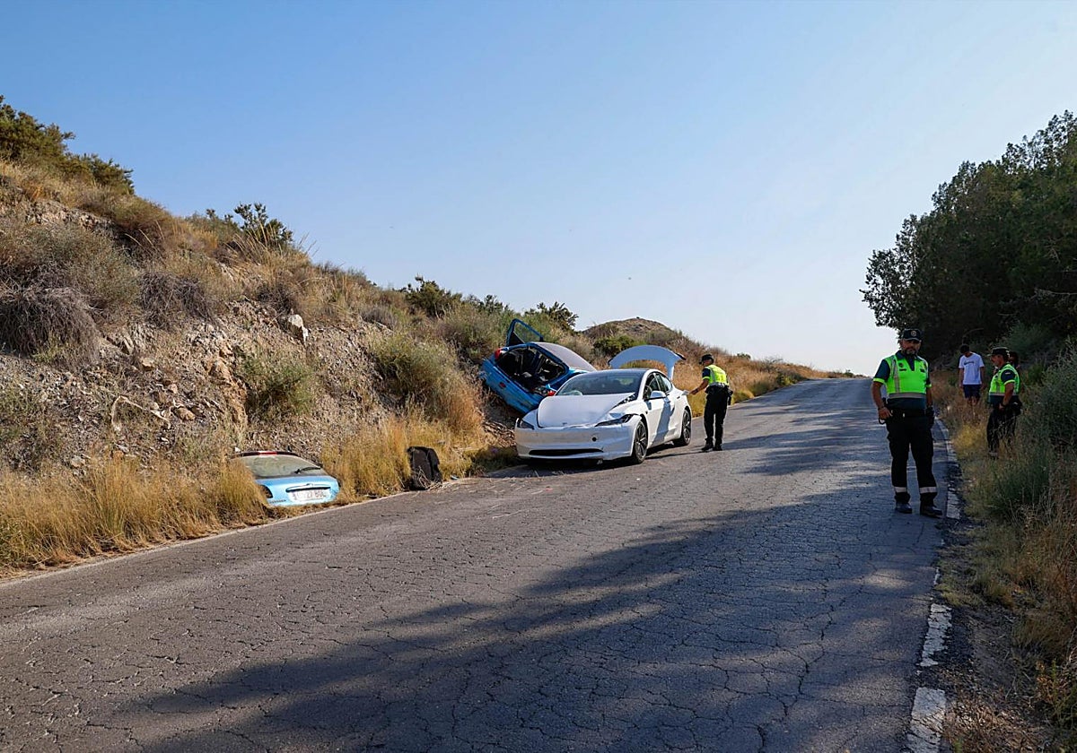 Vehículos siniestrados en la carretera que une Almendricos con La Campana, en una imagen de archivo.