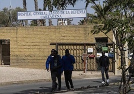 Cuatro inmigrantes salen del campamento del Hospital Naval, en una imagen de archivo.