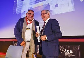 Manuel Pérez Sánchez, profesor titular de Historia del Arte en la Universidad de Murcia, con el catedrático Cristóbal Belda, este martes, en la Filmoteca Regional.