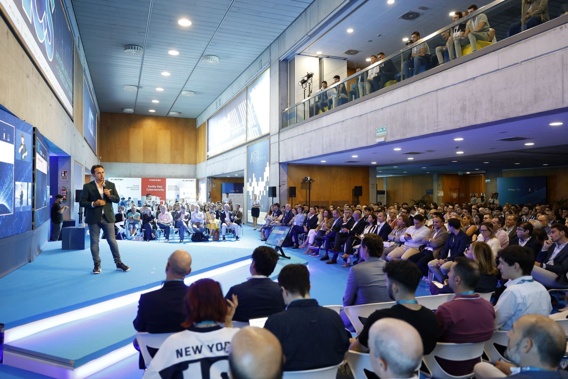 Las imágenes de Iker Jiménez en la &#039;Summit IA &amp; Ciberseguridad&#039; celebrada en Murcia