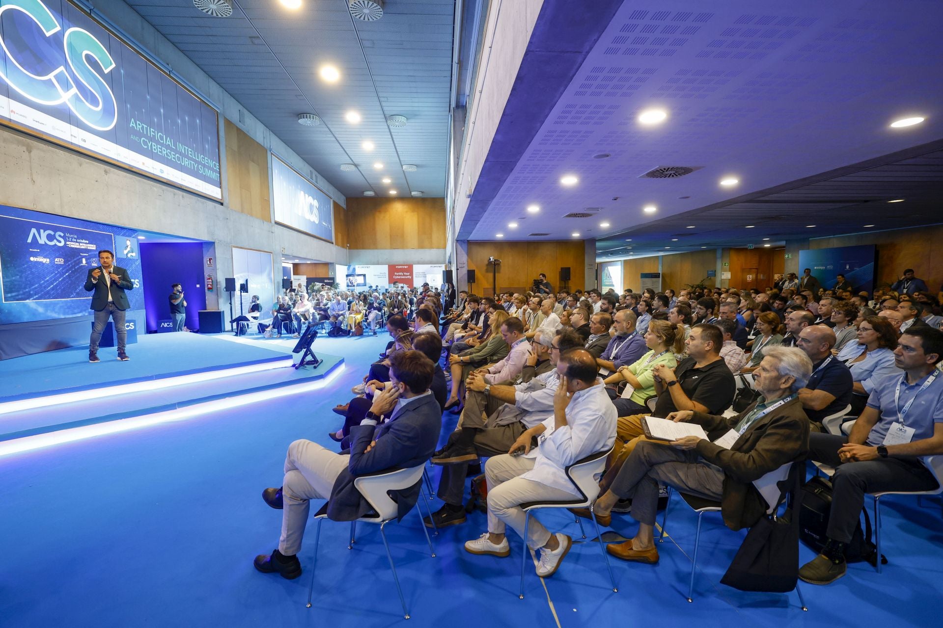 Las imágenes de Iker Jiménez en la &#039;Summit IA &amp; Ciberseguridad&#039; celebrada en Murcia
