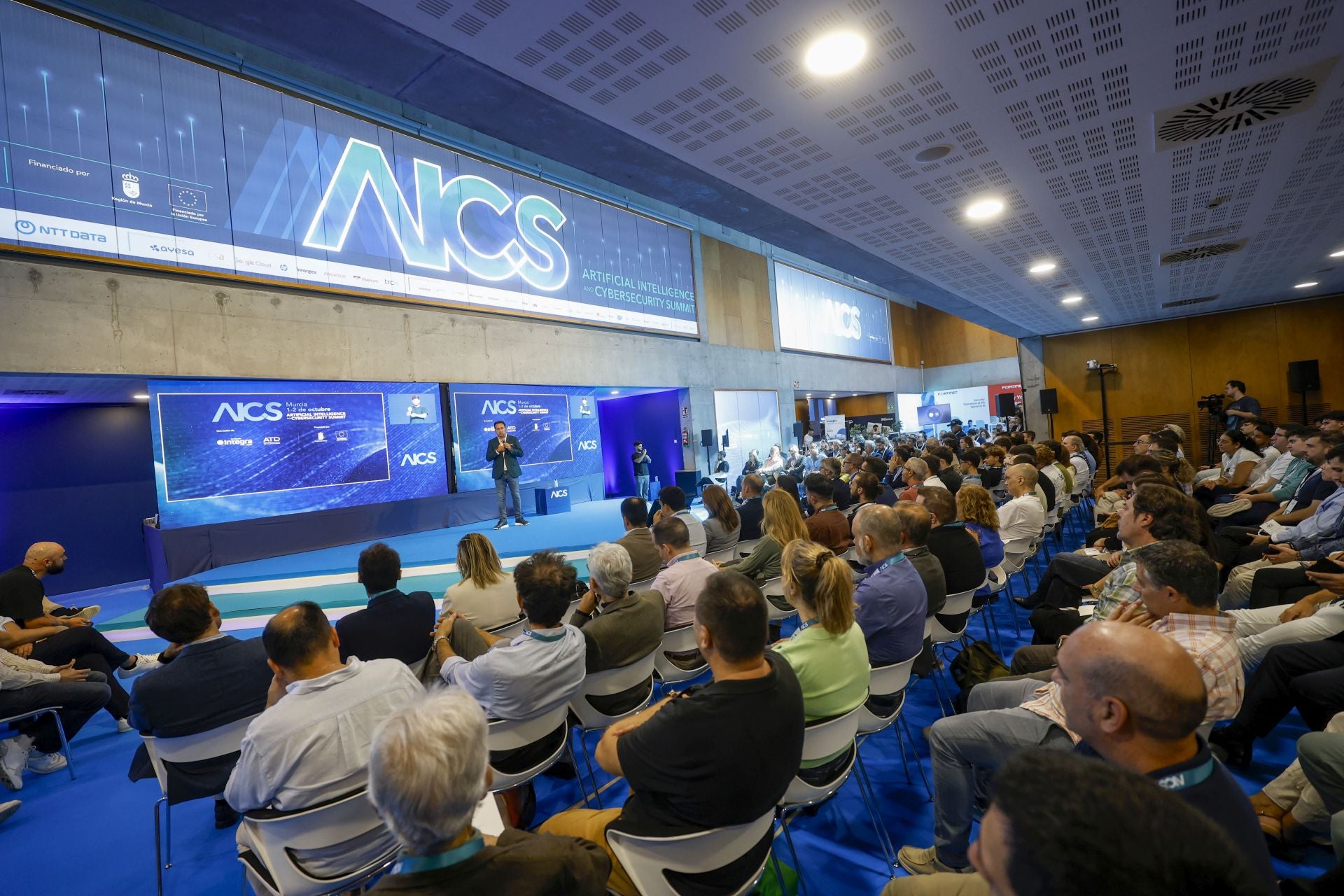 Las imágenes de Iker Jiménez en la &#039;Summit IA &amp; Ciberseguridad&#039; celebrada en Murcia