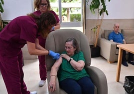 Una enfermera administra la vacuna frente al virus respiratorio sincitial a una usuaria de la residencia Virgen del Valle de El Palmar, este miércoles.