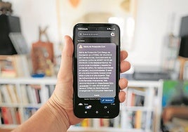 Imagen de archivo de un mensaje de alerta por lluvia enviado al móvil