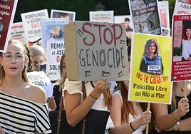 Los estudiantes en la concentración, este jueves, en Murcia.