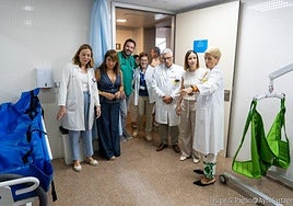 El equipo sanitario visita el nuevo cambiador con la concejala.