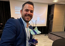 Sergio Moreno, director de Ballesol, con el premio de RSC Columbares.