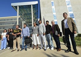 La reunión de los familiares de las víctimas del incendio, este jueves, ante la Ciudad de la Justicia de Murcia.