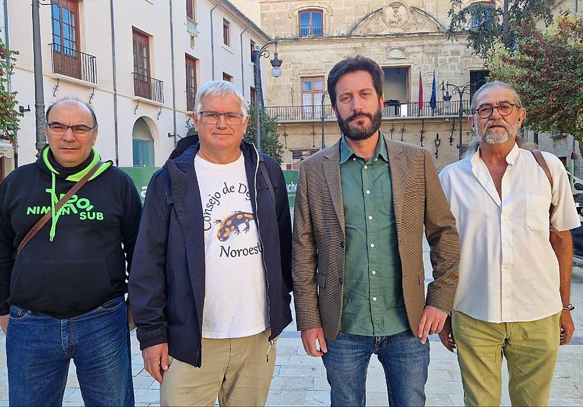 Víctor Egío (tercero izquierda), este viernes, con representantes del Consejo de Defensa del Noroeste.