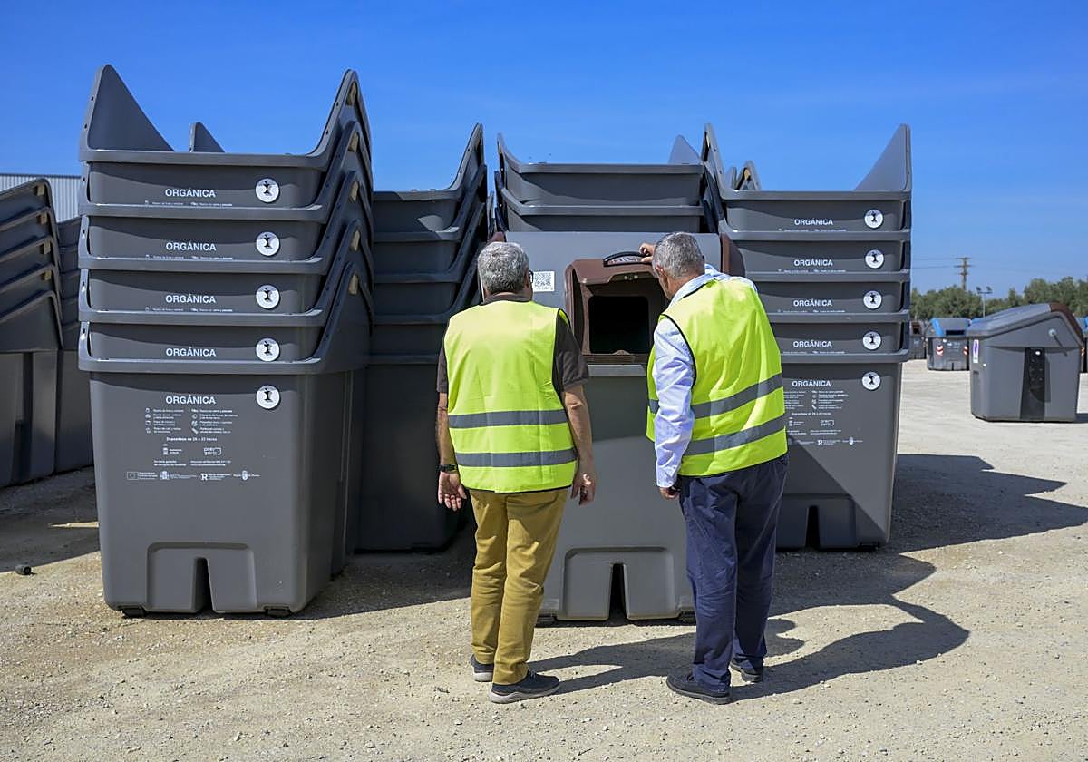 Muestra de los 1.300 contenedores marrones que se encuentran almacenados en las instalaciones de PreZero en el Polígono Oeste.