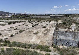 Terrenos pendientes de construir en el puente de Torreciega.