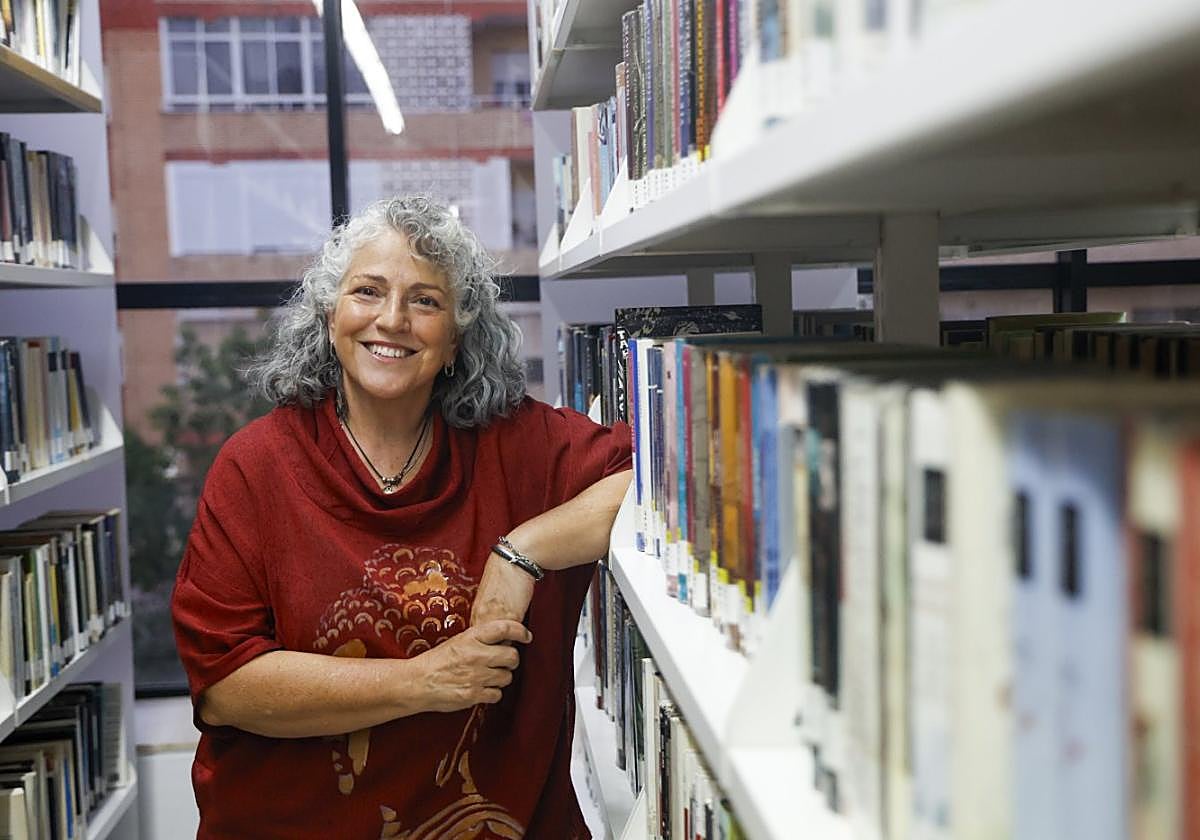 La escritora Inma Pelegrín, esta semana en la Biblioteca Josefina Soria, en el Centro Luzzy de Cartagena, donde presentó 'Fosca'.
