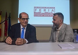 Javier Díez de Revenga y Jesús Boluda, durante el pregón de la Feria del Libro de Murcia.