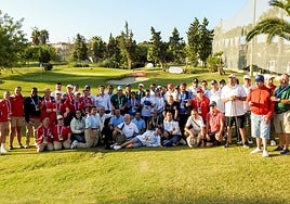 Foto de familia con algunos de los participantes en el campeonato, al lado de sus acompañantes y organización.