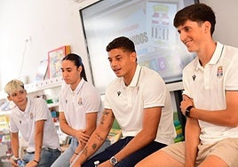 Pau, Nerea, Lucho García y Fidalgo, ayer en el CEIP Atalaya.