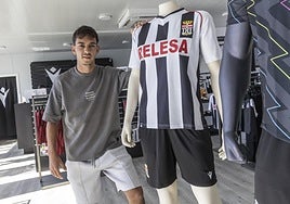 Edgar Alcañiz posando para LA VERDAD en la tienda oficial del FC Cartagena, después del entrenamiento de ayer.