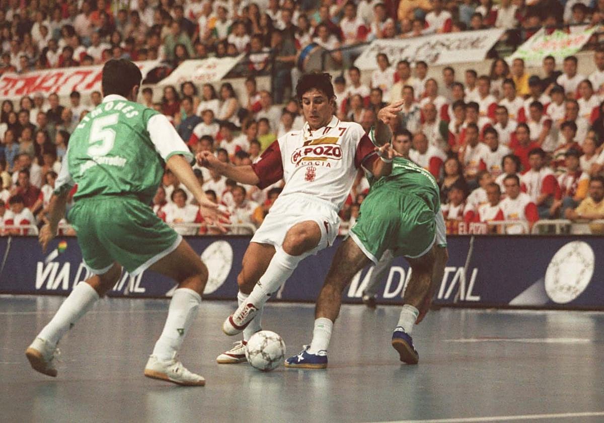 Paulo Roberto ante Limones, en un ElPozo-Inter de 1998.