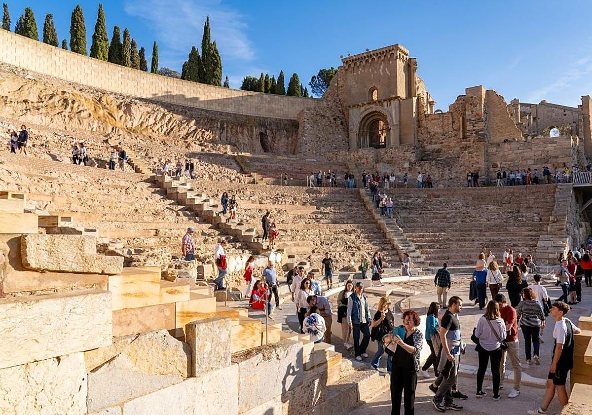 Imagen principal - 1. La cara, el Teatro Romano. 2. La cruz, el abandono del casco antiguo. 3. Pilar Barreiro abandona el Ayuntamiento en 2015.