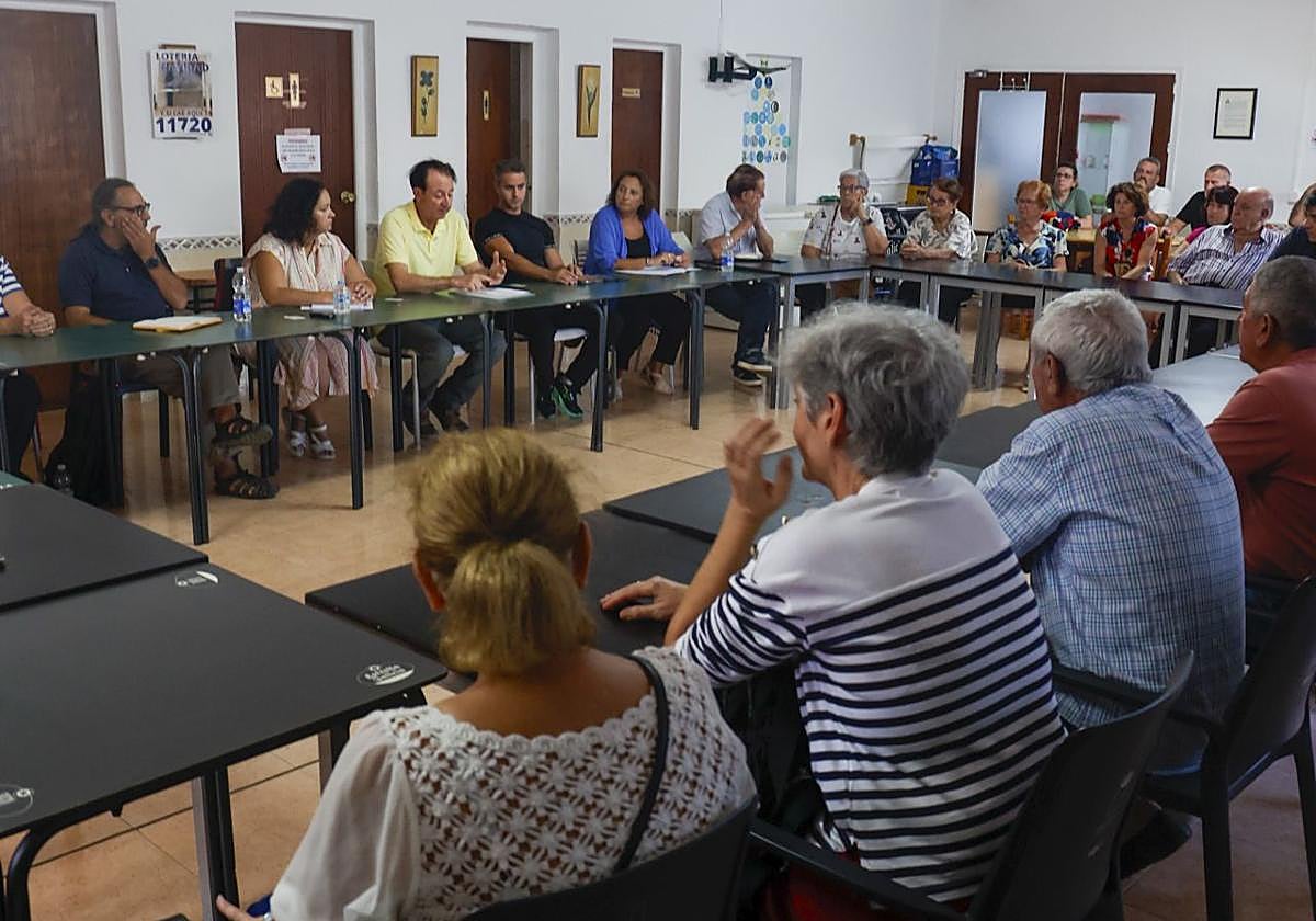 Los vecinos en la reunión para constituir la plataforma.