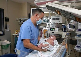 Un enfermero atiende a un bebé prematuro en la sala de neonatos de La Arrixaca.