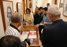 El concejal de Cultura e Identidad, Diego Avilés, visitó la exposición este lunes, en el Archivo de Murcia, acompañado por la pintora María Luisa Martínez León y el periodista Manuel Madrid.