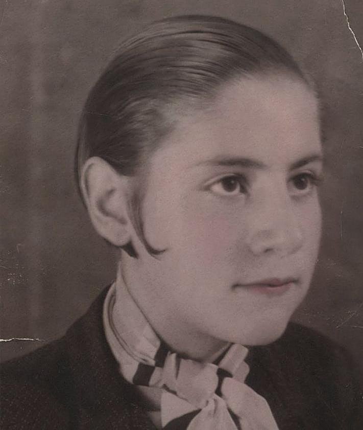 Imagen secundaria 2 - 1. Gloria Fuertes con Mari Trini (segunda por la derecha). La cantante y compositora murciana y su guitarra le acompañaron en su lecho de muerte. 2. Coleta la Poeta, una niña llena de opiniones, era su alter ego.