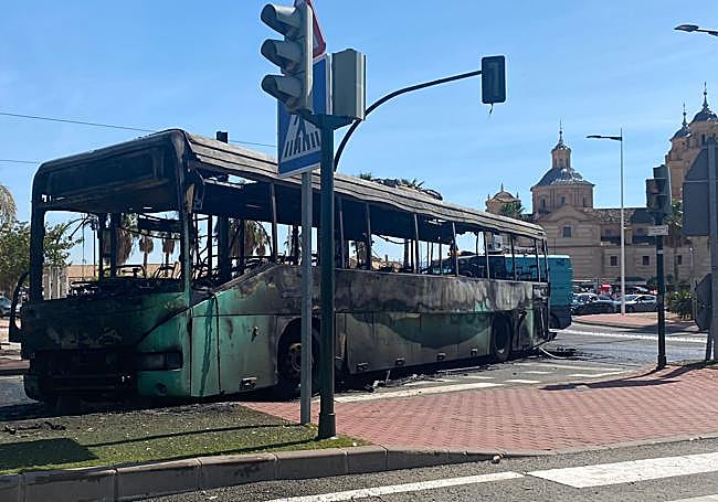 Estado del autobús tras el incendio.