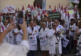 Concentración de médicos, este viernes por la mañana, en el hospital Virgen de la Arrixaca.