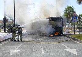 Autobús incendiado este viernes cuando circulaba entre La Ñora y Guadalupe.
