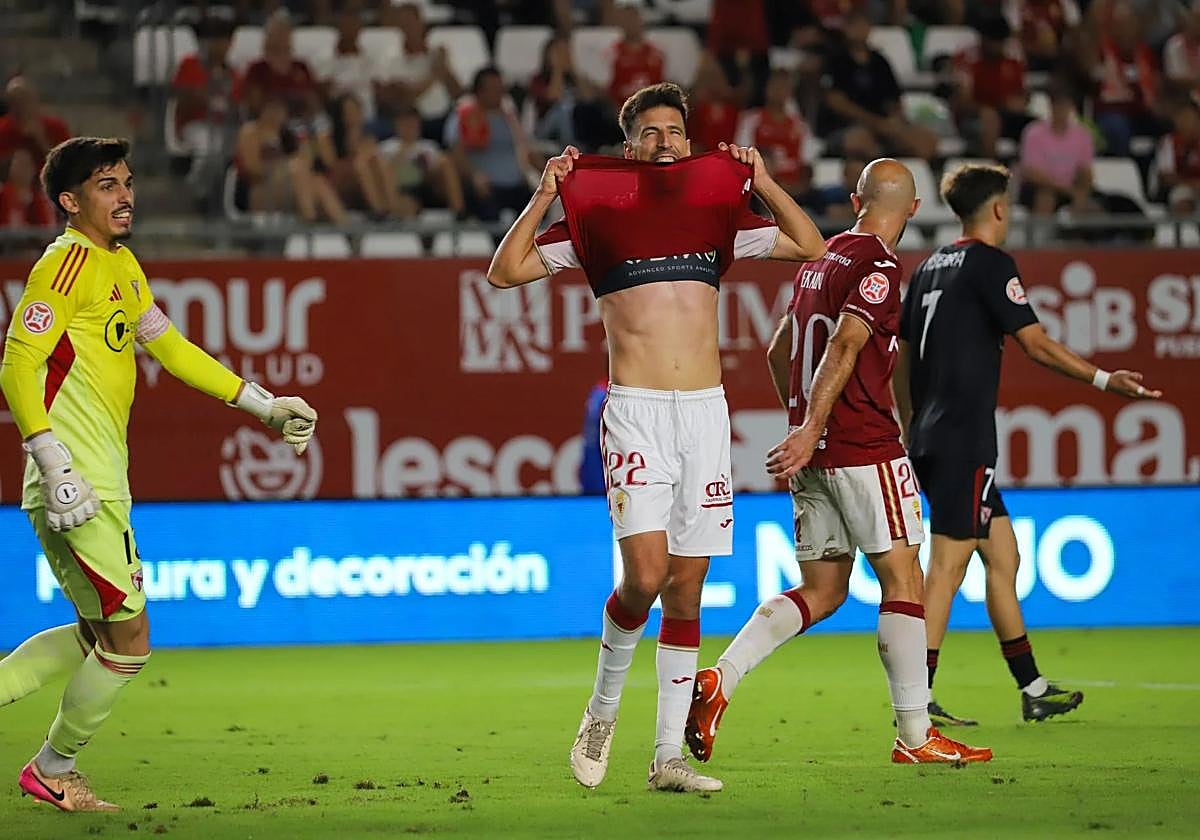 Juan Carlos Real se lamenta tras fallar una clara ocasión de gol.