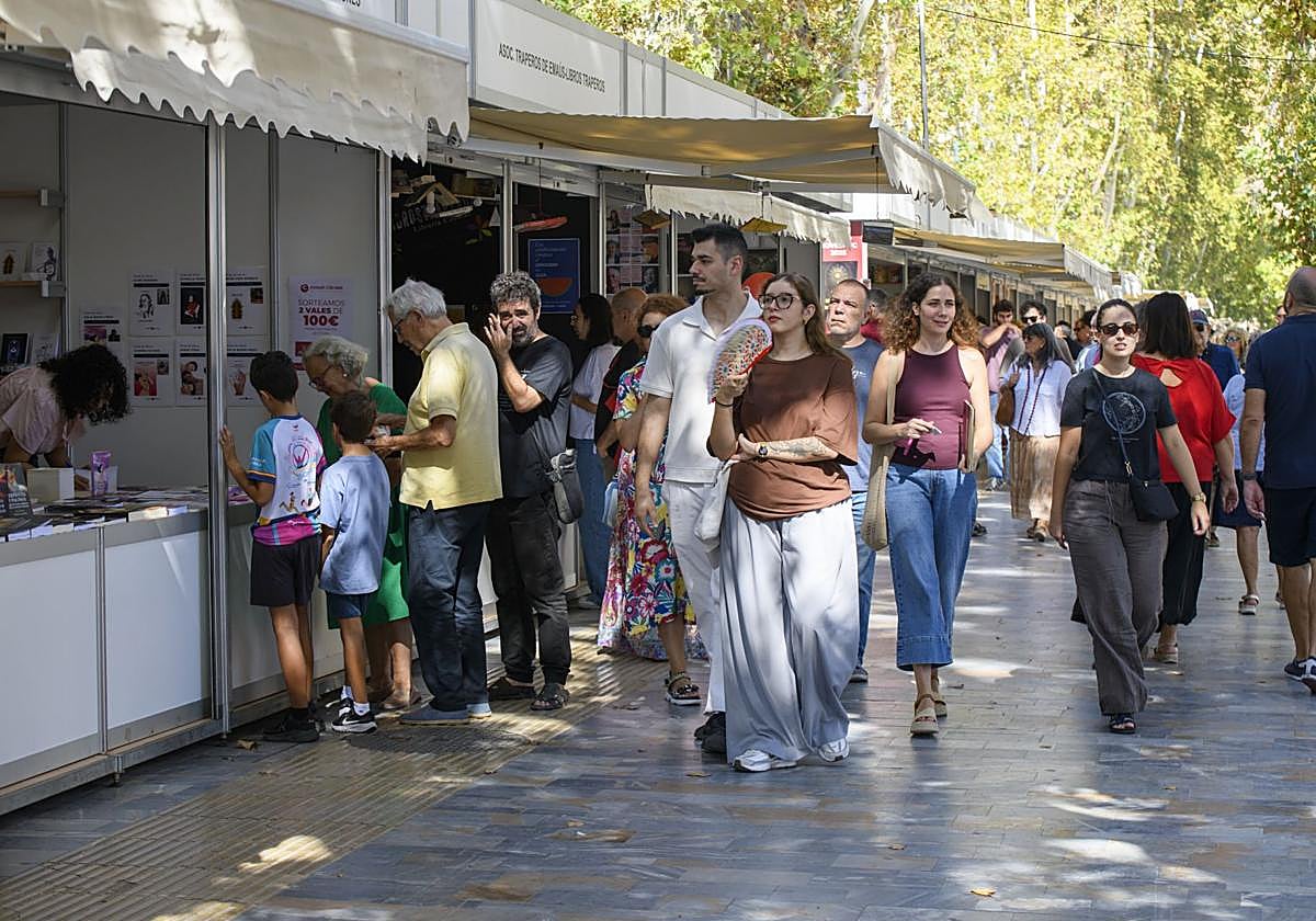 En imágenes, la Feria del Libro de Murcia: aperitivo entre libros en Alfonso X
