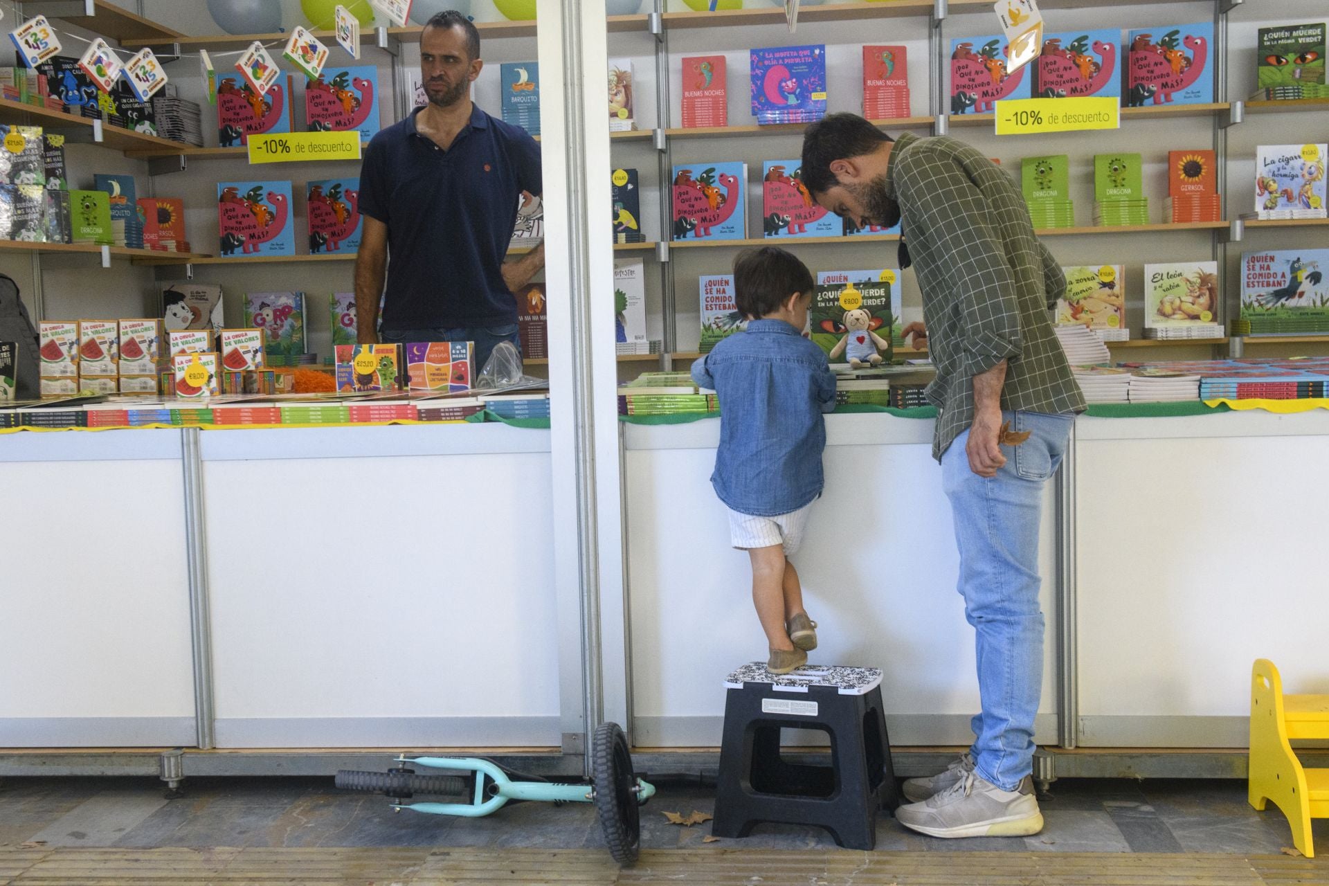 En imágenes, la Feria del Libro de Murcia: aperitivo entre libros en Alfonso X