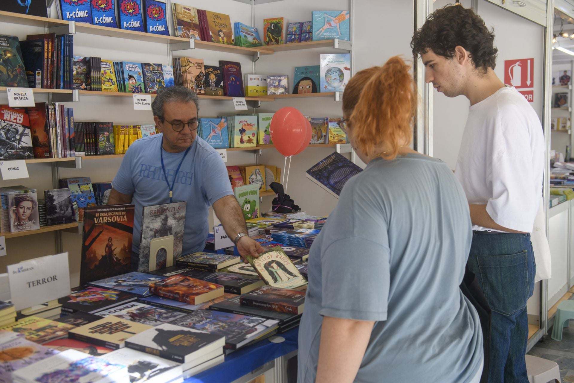 En imágenes, la Feria del Libro de Murcia: aperitivo entre libros en Alfonso X