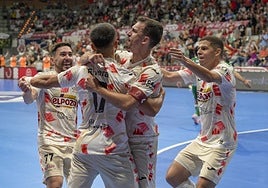 Los jugadores de ElPozo celebran uno de los cinco goles en el Clásico ante Movistar Inter.