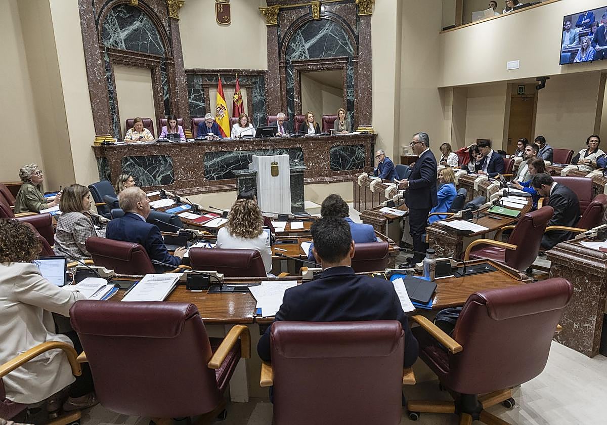 Diputados en sus escaños, mientras interviene el consejero Juan María Vázquez.