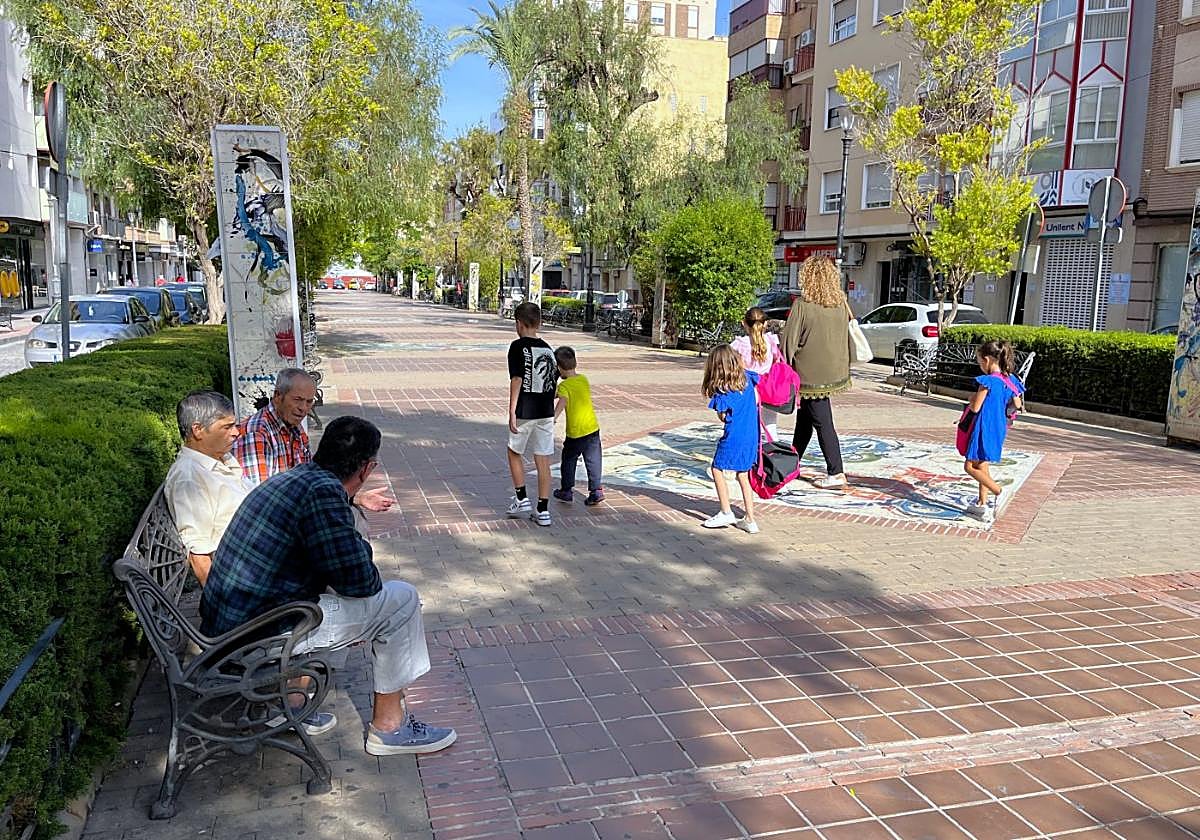 Varios vecinos pasean y charlan ayer en el Paseo, eje central de Cieza que será peatonalizado con la ayuda de fondos de la UE.