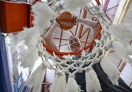 Aina Ayuso posa sobre el aro de una de las canastas del Fausto Vicent, en la mañana de ayer.