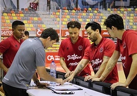 Duda charla con Osamanmusa, Juninho, Waltinho y Motta, en el entrenamiento de ayer.