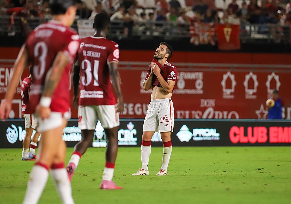 Moyita, centrocampista del Real Murcia, se lamenta tras una ocasión fallada por su equipo ante el Sevilla Atlético.