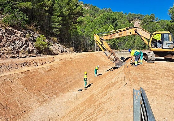 Trabajos de reparación del canal del Trasvase en Liétor, donde se produjo la rotura este verano.