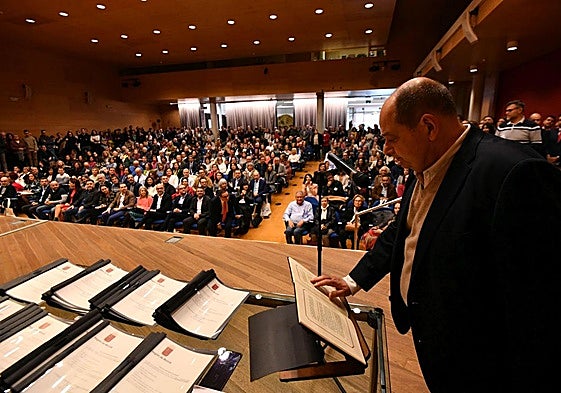 Un funcionario toma posesión de su puesto de trabajo, en una imagen de archivo.
