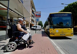 Una mujer con movilidad reducida se dispone a subir a un autobús en una imagen de archivo.