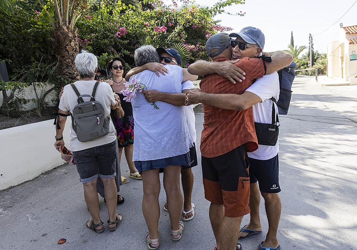 La concentración de vecinos y amigos de Margaret en el camping de El Portús, en imágenes